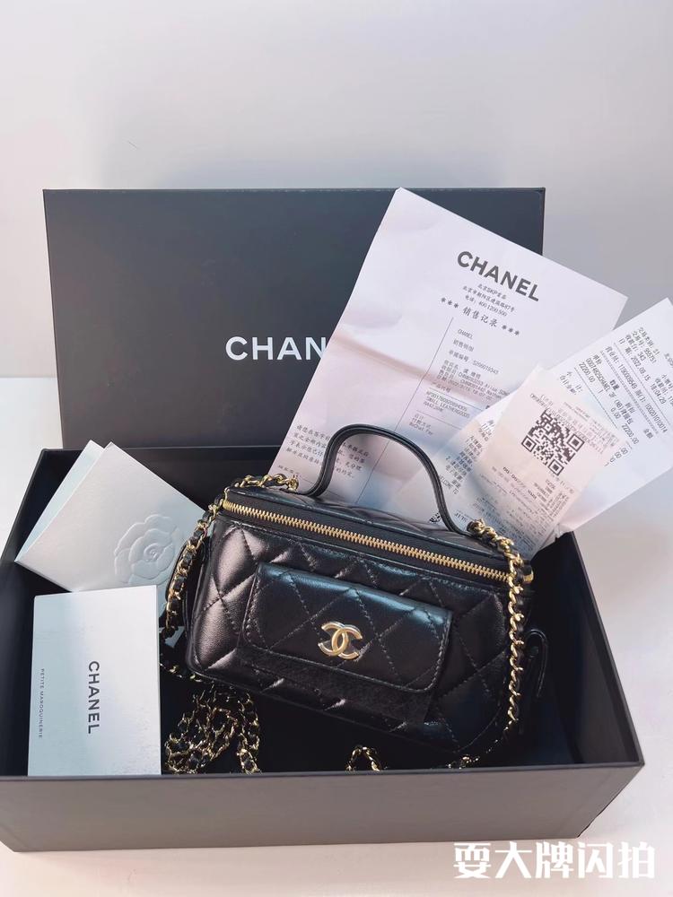 Chanel香奈儿 全新全套22K新款化妆包 Chanel香奈儿全新全套22K新款化妆包，外观新增三个小口袋不在单调，内里自带镜子，上身更有精致气质，附件如图有票，送礼首选